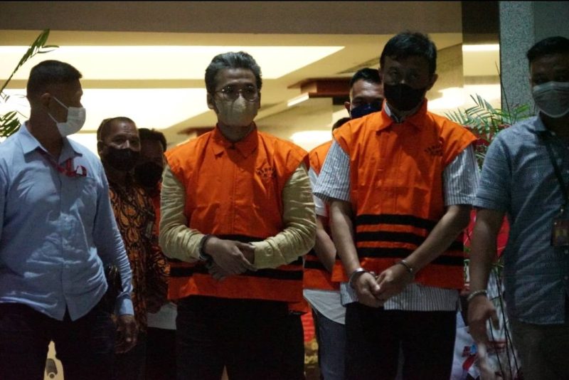 Bupati Bangkalan ALAI dan tersangka lainnya ketika digiring petugas KPK menuju mobil tahanan, Kamis (8/12/2022). (Foto: Humas KPK)