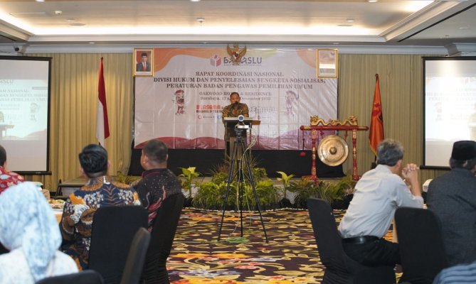 Anggota Bawaslu Totok Hariyono saat memberikan sambutan dalam Rapat Koordinasi Nasional (Rakornas) Divisi Hukum dan Penyelesaian Sengketa bertema Sosialisasi Perbawaslu di Surabaya, Senin (12/12/2022) malam