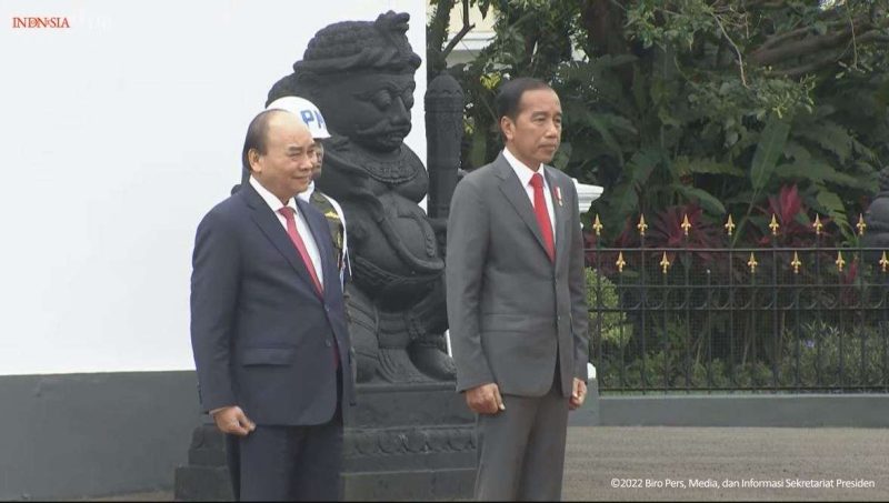 Presiden Joko Widodo (kanan) menyambut Presiden Republik Sosialis Vietnam Nguyen Xuan Phuc dalam upacara kenegaraan di Istana Kepresidenan Bogor, Kamis (22/12/2022). (Foto: layar tangkap Sekretariat Presiden)