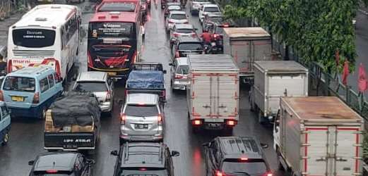Suasana Tol Jakarta-Merak pada periode Natal dan Tahun Baru 2023