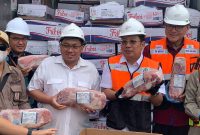 Kepala Bapanas, Arief Prasetyo Adi (tengah) saat ikut bongkar muat kontener terakhir daging sapi beku boneless asal Brasil di Tanjung Priok, Jakarta Utara, Jumat (16/12/2022)