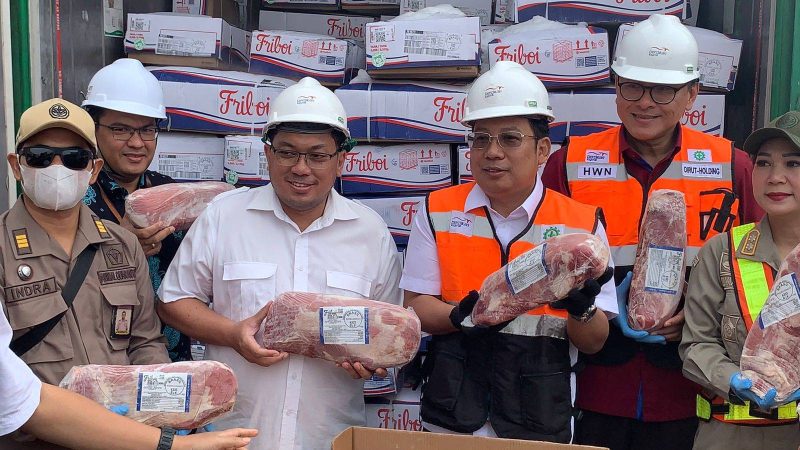 Kepala Bapanas, Arief Prasetyo Adi (tengah) saat ikut bongkar muat kontener terakhir daging sapi beku boneless asal Brasil di Tanjung Priok, Jakarta Utara, Jumat (16/12/2022)