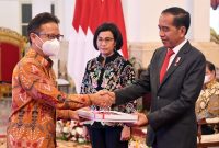 Presiden Jokowi didampingi Menkeu Sri Mulyani menyerahkan DIPA Kemenkes Tahun Anggaran 2023 kepada Menkes Budi Gunadi Sadikin, Kamis (01/12/2022), di Istana Negara, Jakarta. (Foto: Humas Setkab/Rahmat)