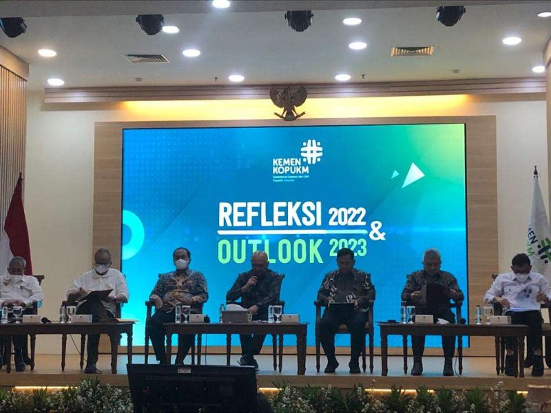 Menteri Koperasi dan UKM Teten Masduki beserta jajaran saat refleksi tahun 2022 di Jakarta, Senin (26/12/2022)