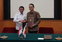 Ketua PMI Kabupaten Manggarai, NTT, Hironymus A. Kaunang (kiri) dan Duta Besar Jepang untuk Indonesia, Kanasugi Kenji, pada penandatanganan kontrak proyek hibah Grassroots 2022 periode pertama, Senin (19/12) 