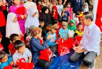 Presiden Jokowi membagikan makanan kepada anak-anak di posko bencana gempa bumi BIN di Desa Cijedil, Kecamatan Cugenang, Kabupaten Cianjur, Provinsi Jawa Barat, pada Kamis (08/12/2022). (Foto: BPMI Setpres)