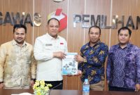 Anggota Bawaslu Totok Hariyono menerima jajaran pimpinan Bawaslu Provinsi Kalimantan Selatan (Kalsel) dan jajaran Bawaslu Kabupaten/Kota se-Provinsi Kalsel