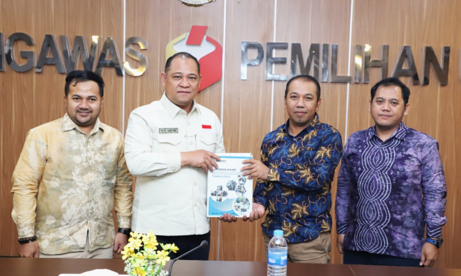 Anggota Bawaslu Totok Hariyono menerima jajaran pimpinan Bawaslu Provinsi Kalimantan Selatan (Kalsel) dan jajaran Bawaslu Kabupaten/Kota se-Provinsi Kalsel