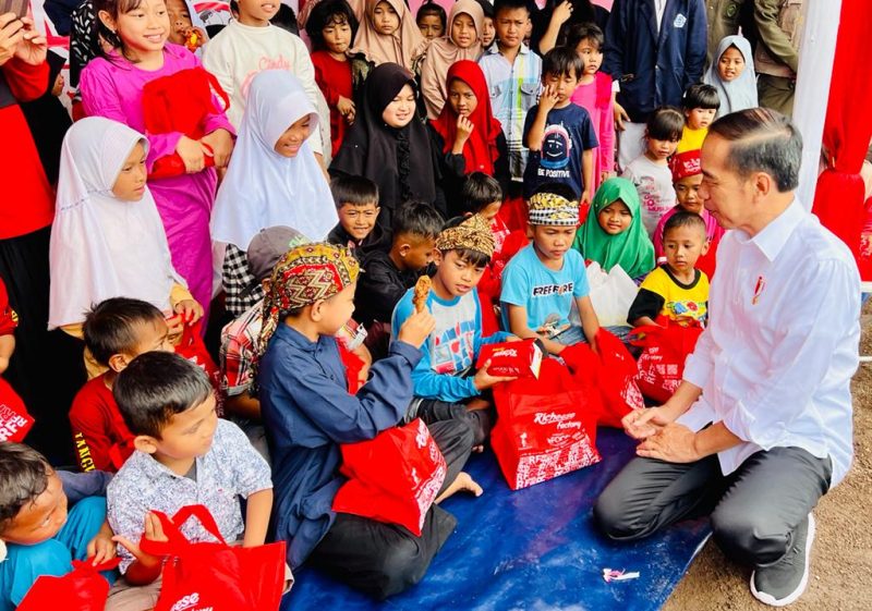 Presiden Jokowi membagikan makanan kepada anak-anak di posko bencana gempa bumi BIN di Desa Cijedil, Kecamatan Cugenang, Kabupaten Cianjur, Provinsi Jawa Barat, pada Kamis (08/12/2022). (Foto: BPMI Setpres)