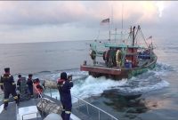 Ilustrasi petugas mengamankan kapal pencuri ikan berbendera asing di perairan Indonesia. (Foto: KKP)