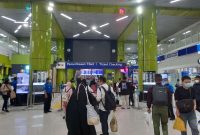 Calon Penumpang Memadati Area Ruang Tunggu di Stasiun Gambir, Jakarta, Kamis (22/12/2022)