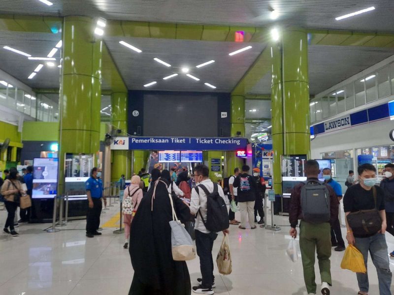 Calon Penumpang Memadati Area Ruang Tunggu di Stasiun Gambir, Jakarta, Kamis (22/12/2022)