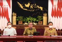 Presiden Jokowi didampingi Menkes Budi Gunadi Sadikin dan Mendagri Tito Karnavian, memberikan keterangan pers, Jumat (30/12/2022), di Istana Merdeka, Jakarta. (Sumber: Tangkapan Layar)