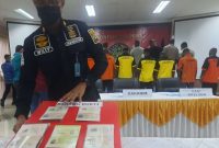 Petugaas Imigrasi Soekarno Hatta menunjukan barang bukti paspor kadaluarsa milik 20 WNA yang berhasil diamankan dalam operasi pengawasan orang asing jelang Natal dan Tahun Baru.