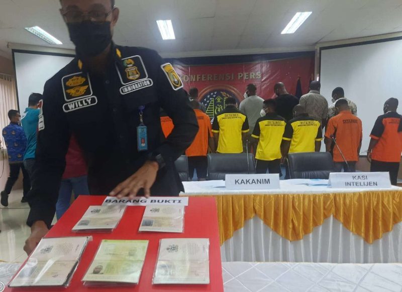 Petugaas Imigrasi Soekarno Hatta menunjukan barang bukti paspor kadaluarsa milik 20 WNA yang berhasil diamankan dalam operasi pengawasan orang asing jelang Natal dan Tahun Baru.