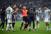 Wasit, Szymon Marciniak memberikan kartu kuning kepada pemain Prancis pada pertandingan Final Piala Dunia Qatar 2022. (Foto: fifa.com)