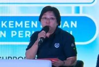 Plt Dirjen Penguatan Daya Saing Produk Kelautan dan Perikanan, Ishartini dalam Menteri Kelautan dan Perikanan (Menteri KP), Sakti Wahyu Trenggono dalam Anugerah Jurnalistik Sahabat Bahari, Jakarta, Senin (26/12/2022)
