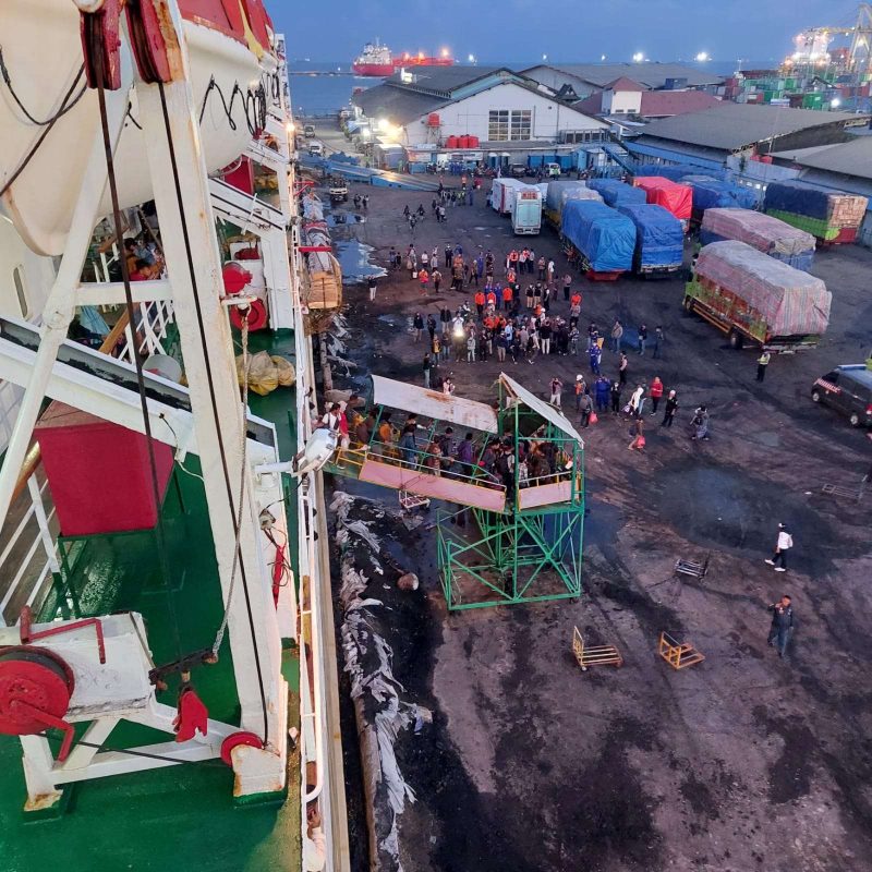 Evakuasi penumpang yang terjebak cuaca ekstrem di kawasan Jepara. Foto: Kementerian BUMN
