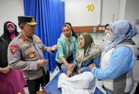 Kapolri Jenderal Listyo Sigit Prabowo menjenguk masyarakat dan personel polri yang menjadi korban peristiwa bom bunuh diri Mapolsek Astana Anyar di Rumah Sakit Immanuel, Bandung, Jawa Barat, Rabu (7/12/2022