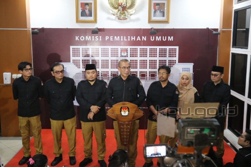 Ketua KPU Hasyim Asy’ari saat memimpin konferensi pers pasca selesainya Rapat Pleno Rekapitulasi Nasional Hasil Verifikasi dan Penentuan Partai Politik Calon Peserta Pemilu 2024, di Gedung KPU, Rabu (14/12/2022)