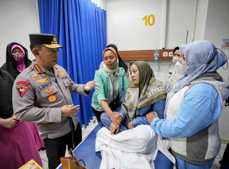 Kapolri Jenderal Listyo Sigit Prabowo menjenguk masyarakat dan personel polri yang menjadi korban peristiwa bom bunuh diri Mapolsek Astana Anyar di Rumah Sakit Immanuel, Bandung, Jawa Barat, Rabu (7/12/2022