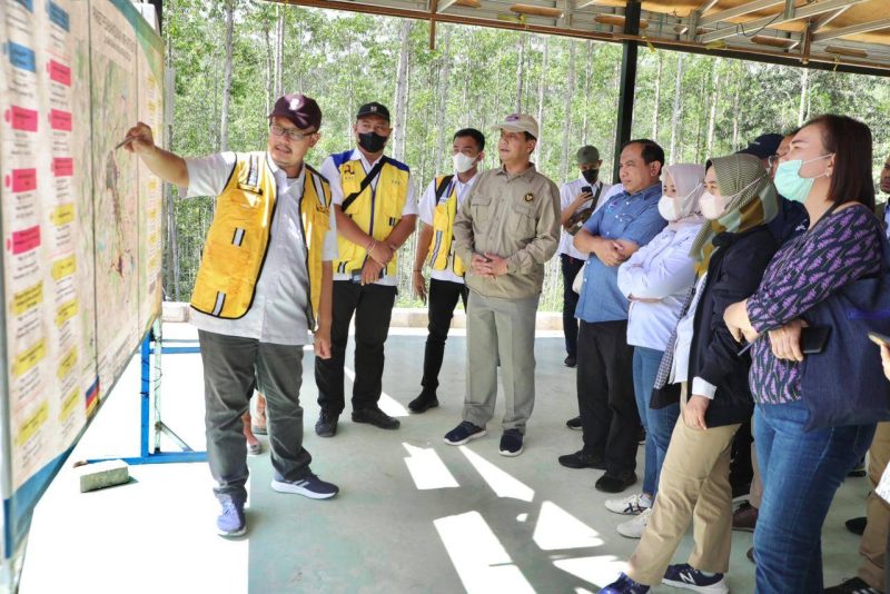 Kementerian Koordinator Bidang Kemaritiman dan Investasi melakukan kunjungan ke proyek IKN untuk melihat progres pembangunan. (Foto: Kemenko Marves)