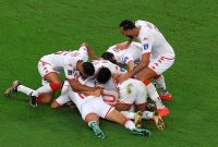 Para pemain Timnas Tunisia merayakan golnya ke gawang Prancis di Education City Stadium, Rabu (30/1/2022) malam WIB. (Foto: fifa.com)
