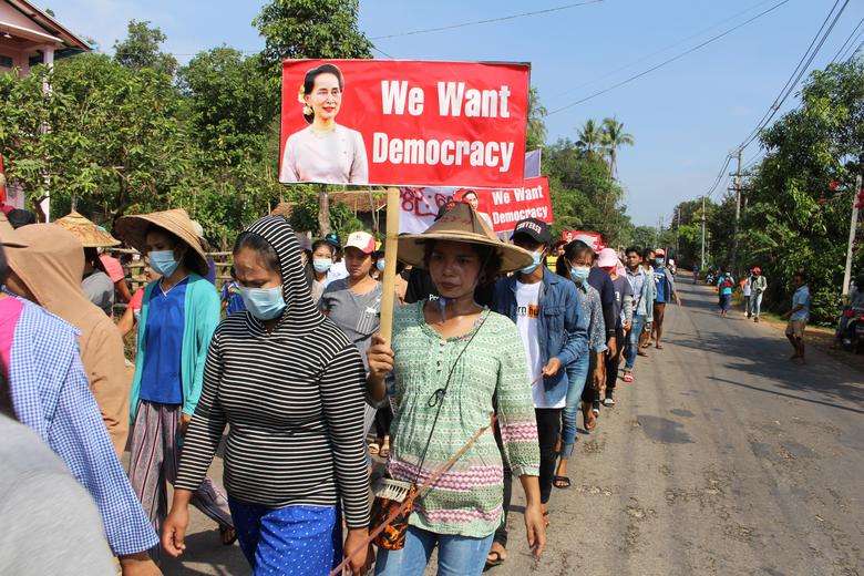 Penduduk desa menghadiri protes menentang kudeta militer, di kotapraja Launglon, Myanmar 4 April 2021 dalam gambar ini diperoleh dari media sosial. (Foto: REUTERS/Dawei Tonton)