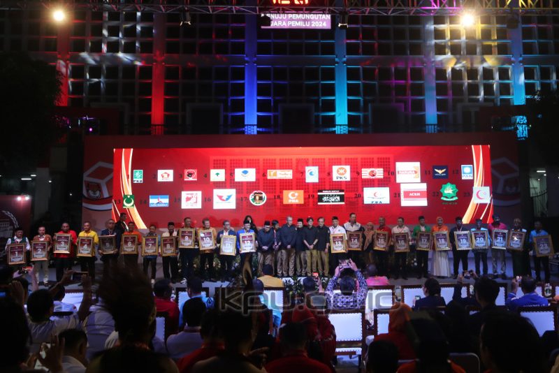 Pasca penetapan 17 partai politik nasional dan 6 partai politik lokal Aceh peserta Pemilu 2024, Komisi Pemilihan Umum (KPU) langsung menggelar Rapat Pleno Terbuka Pengundian dan Penetapan Nomor Urut Partai Politik Peserta Pemilihan Umum Tahun 2024, di Halaman Gedung KPU, Rabu (14/12/2022) malam