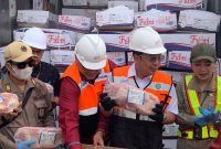 Kepala Bapanas, Arief Prasetyo Adi (kedua dari kanan) saat ikut bongkar muat kontener terakhir daging sapi beku boneless asal Brasil di Tanjung Priok, Jakarta Utara, Jumat (16/12/2022) 