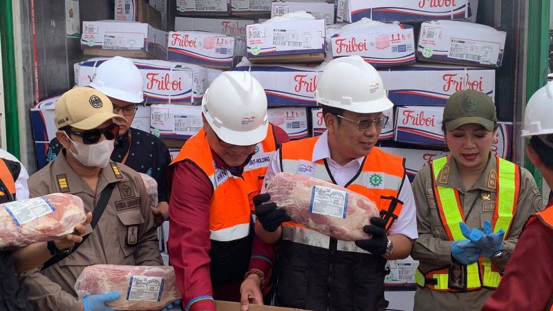 Kepala Bapanas, Arief Prasetyo Adi (kedua dari kanan) saat ikut bongkar muat kontener terakhir daging sapi beku boneless asal Brasil di Tanjung Priok, Jakarta Utara, Jumat (16/12/2022) 
