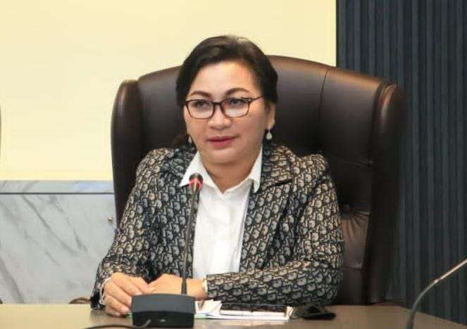 Dirjen Bimas Kristen Kemenag Jeane Maria Tulung di kantor Kemenag. (foto : HUMAS KEMENAG)
