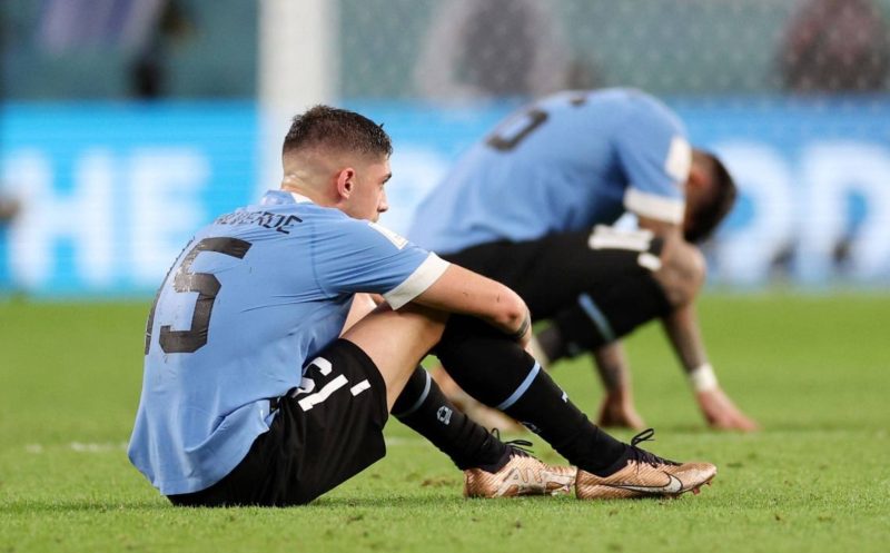 Pemain Timnas Uruguay, Federico Valverde kecewa usai negaranya dipastikan gagal lolos 16 besar Piala Dunia 2022 meski mengalahkan Ghana 2-0 di Al Janoub Stadium, Jumat (2/12/2022) malam WIB. (Foto: fifa.com)