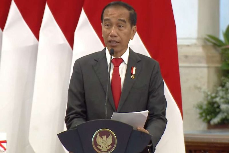 Presiden Jokowi memberikan Daftar Isian Pelaksanaan Anggaran dan Buku Daftar Alokasi Transfer ke Daerah Tahun Anggaran 2023, di Istana Negara