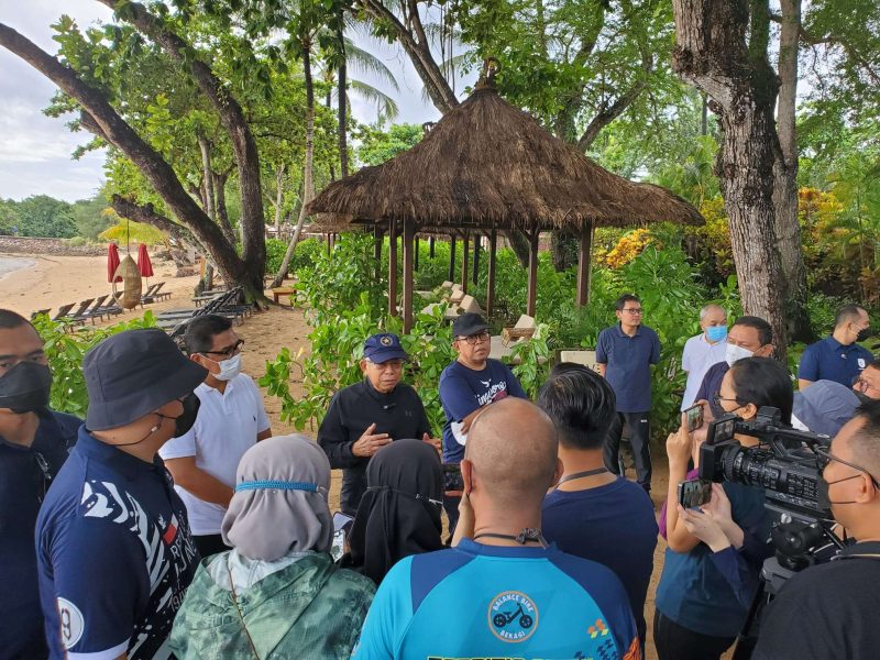 Wakil Presiden Ma'ruf Amin ketika ditanya awak media mengenai tanggapan permintaan maaf Belanda di masa kolonialisme, usai melakukan olahraga pagi di kawasan Indonesia Tourism Development Corporation (ITDC), Nusa Dua, Bali, Jumat (23/12)