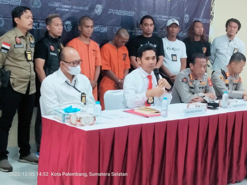 Dua orang dari tiga pelaku pengrusakan dan pencurian besi Tower Sutet tegangan tinggi milik PLN Persero