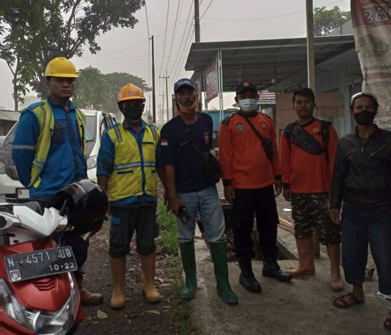 Petugas PLN di Lapangan , Siaga Erupsi Gunung Semeru