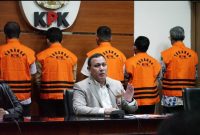 Ketua KPK Firli Bahuri saat menyampaikan keterangan pers penetapan tersangka Bupati Bangkalan sebagai tersangka korupsi lelang jabatan, Kamis (8/12/2022). (Foto: Humas KPK)