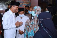 Presiden Joko Widodo (kiri) didampingi Jusuf Kalla (tengah) berbicara dengan istri almarhum Ferry Mursyidan Baldan di daerah Slipi, Jakarta, Jumat (2/12/2022). (Foto: BPMI Setpres)