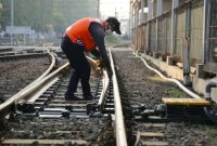 Petugas PT KAI lakukan pengecekan jalur rel kereta (Foto Dokumentasi Humas PT KAI Daops 1)