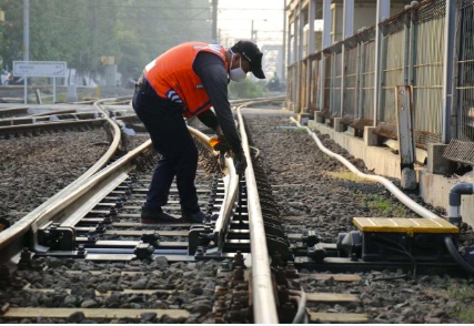 Petugas PT KAI lakukan pengecekan jalur rel kereta (Foto Dokumentasi Humas PT KAI Daops 1)
