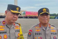 Kadiv Humas Polri Irjen Dedi Prasetyo (kanan) dan Karopenmas Polri Brigjen Ahmad Ramadan (kiri) sebelum Apel Operasi Lilin 2022 di Monas, Jakpus, Kamis (22/12/2022)