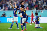 Timnas Jepang merayakan kemenangan atas Spanyol dalam laga terakhir penyisihan Grup E Piala Dunia 2022 (Foto: FIFA)