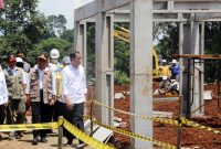 Menteri Koordinator bidang Pembangunan Manusia dan Kebudayaan Muhadjir Effendy saat mendampingi Presiden Joko Widodo meninjau lokasi rumah rusak akibat gempa di Cianjur, Jawa Barat. (Foto : Biro Humas Kemenko PMK)