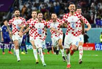 Para pemain Timnas Kroasia merayakan kemenangan atas Jepang pada babak 16 besar Piala Dunia Qatar 2022 di Al Janoub Stadium, Senin (5/12/2022) malam WIB. (Foto: fifa.com)