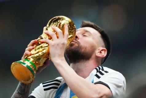 Pemain Timnas Argentina, Lionel Messi mencium trofi Piala Dunia. (Foto: afa.com.ar)
