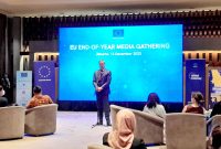 Duta Besar Uni Eropa (UE) untuk Indonesia, Vincent Piket (berdiri) berbicara dalam pertemuan media, Senin (12/12) malam di bilangan Jakarta Pusat