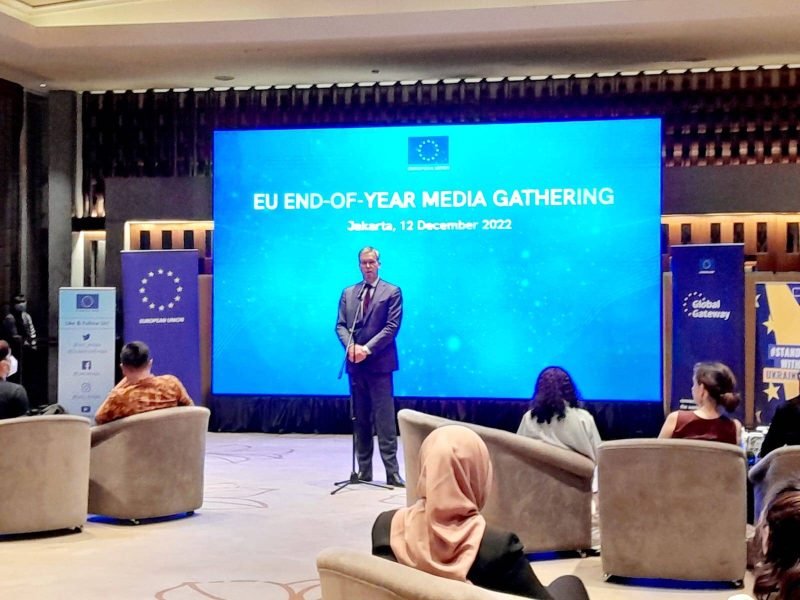 Duta Besar Uni Eropa (UE) untuk Indonesia, Vincent Piket (berdiri) berbicara dalam pertemuan media, Senin (12/12) malam di bilangan Jakarta Pusat