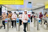 Presiden Jokowi meninjau stasiun lintas rel terpadu (LRT) Taman Mini Indonesia Indah (TMII), Senin (26/12/2022). (Foto : BPMI)