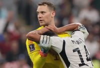 Kiper sekaligus Kapten Timnas Jerman, Manuel Neuer (kiri) menghibur rekannya Jamal Musiala, setelah Der Panzer dipastikan tersingkir dari Piala Dunia 2022 Qatar, meski di laga terakhir menundukkan Kosta Rika 4-2, Jumat (2/12/2022) dini hari WIB. (Foto: Goal.com)